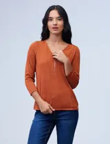 Blusa negra texturada de Robert Louis con escote en V, cierre metálico y mangas tres cuartos.
