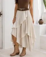 Falda midi asimétrica de algodón en color beige, con diseño de volados en cascada e incluye cinturón trenzado marrón.