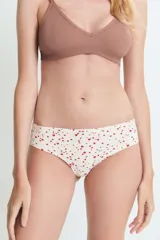 Bombacha tipo culotte de tiro medio, confeccionada en tela suave con estampado de pequeños corazones rojos sobre fondo crema. Cuenta con costuras planas para mayor comodidad.