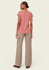 Blusa de manga corta color rosa, con escote bote y diseño ajustado.