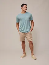 Remera básica de cuello redondo con bolsillo frontal, confeccionada en algodón con efecto de lavado gastado.