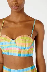 Conjunto de bikini con corpiño con aro y bombacha tiro alto, con estampado a cuadros en tonos pastel.