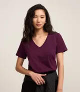 Remera básica celeste de media malla, con escote en V y mangas cortas.