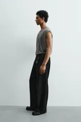 Camiseta tank gris con efecto lavado, de corte relajado, cuello redondo y manga raglán sisa.