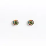 Par de aros dorados con forma circular, con un cristal verde central y cristales multicolores alrededor.