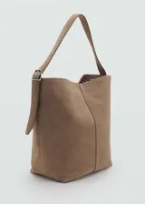 Bolso tipo hobo de gran tamaño confeccionado en piel de serraje color marrón, con asa de hombro ajustable mediante hebilla metálica y cierre interior de imán.