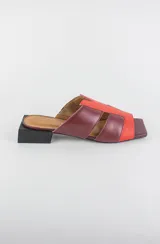 Sandalias descalzas de cuero combinadas en negro y beige, con taco cuadrado bajo y puntera cuadrada.