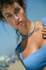 Conjunto de bikini celeste de lycra texturizada, compuesto por un corpiño de corte cuadrado con breteles anchos fijos y una bombacha vedetina.