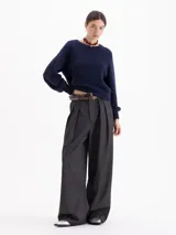 Sweater de tejido de punto color verde, con cuello redondo, mangas largas con hombros caídos y puños acanalados. Presenta un diseño de textura sutil en el frente.