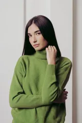 Sweater verde con cuello alto, tejido de punto con diseño de rombos en relieve y puños acanalados.