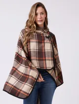 Capa de tejido cuadrille con diseño de cuadros en tonos marrón, beige y naranja. Presenta un cierre frontal con botón tipo trenca y bordes con ribete negro.