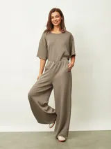 Enterito de una sola pieza color azul oscuro, con cuello redondo, mangas cortas y pantalón de corte ancho. Presenta cintura elástica y diseño minimalista.