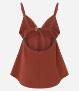 Blusa corta color terracota, con escote en V, breteles finos ajustables y detalle peplum en el dobladillo. Presenta aberturas en la espalda.