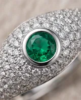 Anillo de plata de diseño abombado, totalmente pavimentado con pequeñas circonitas y engastado con una piedra central redonda de color verde brillante.