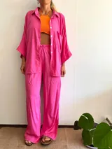 Pantalón fucsia de corte palazzo, con cintura elastizada y tajo lateral.