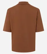 Remera negra de algodón, corte amplio, cuello alto en punto roma y mangas cortas.