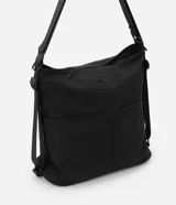 Bolso tipo hobo convertible a mochila, color negro, confeccionado en poliéster. Cuenta con cierre principal, bolsillo externo frontal y correas ajustables de cinta gross.