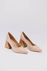 Zapato de cuero color beige con taco cuadrado forrado en cuero tipo madera de 8 cm de altura y punta fina.