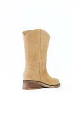 Bota de caña media confeccionada en cuero gamuzado color negro, con costuras a la vista en tono contrastante. Presenta un detalle de cadena metálica plateada con dijes colgantes en forma de llaves y candados alrededor del tobillo. Cuenta con un taco cuadrado de madera y suela de goma.