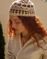 Collar corbatero con hilo de algodón natural color suela y dije de bronce macizo con forma de flores.