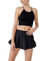 Short deportivo negro de calce fluido, tiro alto con cintura elástica fruncida y delicados pliegues que aportan movimiento.