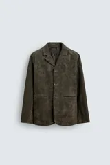 Blazer de corte relajado confeccionada en piel con acabado de ante. Presenta cuello con solapas de muesca, cierre frontal de tres botones y bolsillos de doble vivo en la cadera.