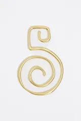 Aros colgantes de metal dorado con forma de espiral.