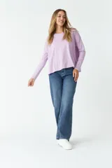 Remera de manga larga color lila, con escote redondo y corte regular.