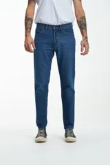 Pantalón de jean azul de corte recto, con tiro medio y cierre con botones.