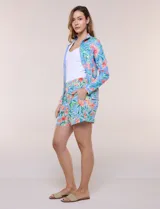 Campera liviana blanca de silueta entallada con protección solar UPF 50, cuello alto y cierre frontal completo. Cuenta con mangas largas y bolsillos laterales.