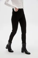 Pantalón jean skinny de calce medio, color negro.