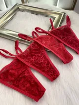 Pack de tres microtangas de encaje con diseño floral, cuentan con tiras laterales regulables y bordes con terminación en cinta elástica. El set incluye una prenda negra, una blanca con estampado floral negro y una beige con estampado floral negro.