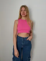 Short de jean negro con margaritas bordadas, tiro alto y ruedo desflecado.