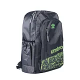 Mochila Umbro color negro con estampado abstracto en la parte inferior y logo de la marca en gris. Cuenta con un bolsillo frontal con cierre vertical y dos bolsillos laterales de malla.