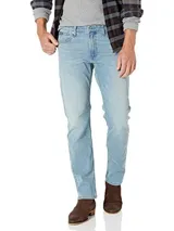 Pantalón de jean celeste de corte slim fit, con diseño clásico de cinco bolsillos, cierre de botón y cremallera, y parche con el logo en la cintura trasera.
