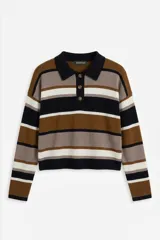 Sweater tejido de punto con cuello tipo polo y cierre frontal de tres botones. Presenta un diseño a rayas horizontales en tonos negro, marrón y blanco.