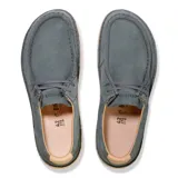 Zapatos Birkenstock modelo Pasadena en color gris basalto, confeccionados en gamuza con costuras visibles y suela de goma en tono claro.