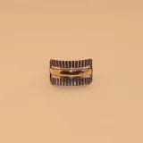 Anillo ancho de plata 925 con detalles lineales y banda central de oro.