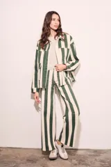 Pantalón jean recto color crudo con rayas verticales verdes.