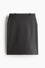 Pollera tubo de tiro alto a la rodilla en tejido de punto grueso color gris con finas rayas verticales rojas, bolsillos al bies y trabillas para cinturón.