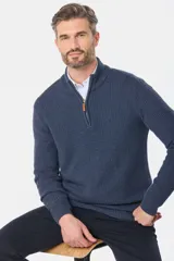 Buzo tejido de punto con textura, cuello alto y cierre frontal parcial. Presenta puños y ruedo acanalados, con un diseño clásico y versátil.