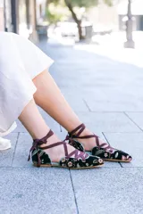 Bailarinas negras con bordado floral multicolor, escote cuadrado, punta y talonera. Cintas de grosgrain color borgoña que se atan al tobillo.