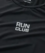 Musculosa deportiva Get Over de poliamida con tecnología dry, color gris oscuro, con cuello redondo, diseño sin mangas y estampa frontal con el texto "RUN CLUB".