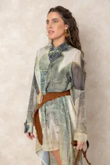 Cinturón trenzado de textura gamuzada con hebilla metálica circular grande y ornamentada.