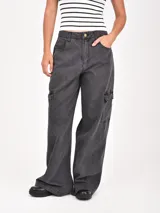 Pantalón cargo gris oscuro, de corte holgado y tiro alto, con bolsillos laterales y bolsillos cargo en las piernas.