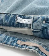 Pantalón de jean celeste, modelo balloon con cintura fija, trabillas, cierre tradicional, pliegues y bolsillos tipo cuchillo.
