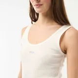 Conjunto de pijama de dos piezas compuesto por una musculosa blanca de tejido acanalado con detalles de encaje y un short celeste y blanco con estampado de cuadros vichy y terminaciones festoneadas.