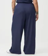 Pantalón palazzo azul marino amplio y fluido con pinzas frontales, confeccionado en mezcla de viscosa y lino.
