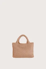 Bolso pequeño de mano con diseño trenzado en color tostado, con estructura rectangular y asas cortas integradas.
