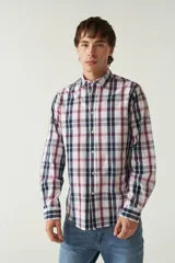 Camisa blanca a cuadros azules y grises, de manga larga y corte slim fit.